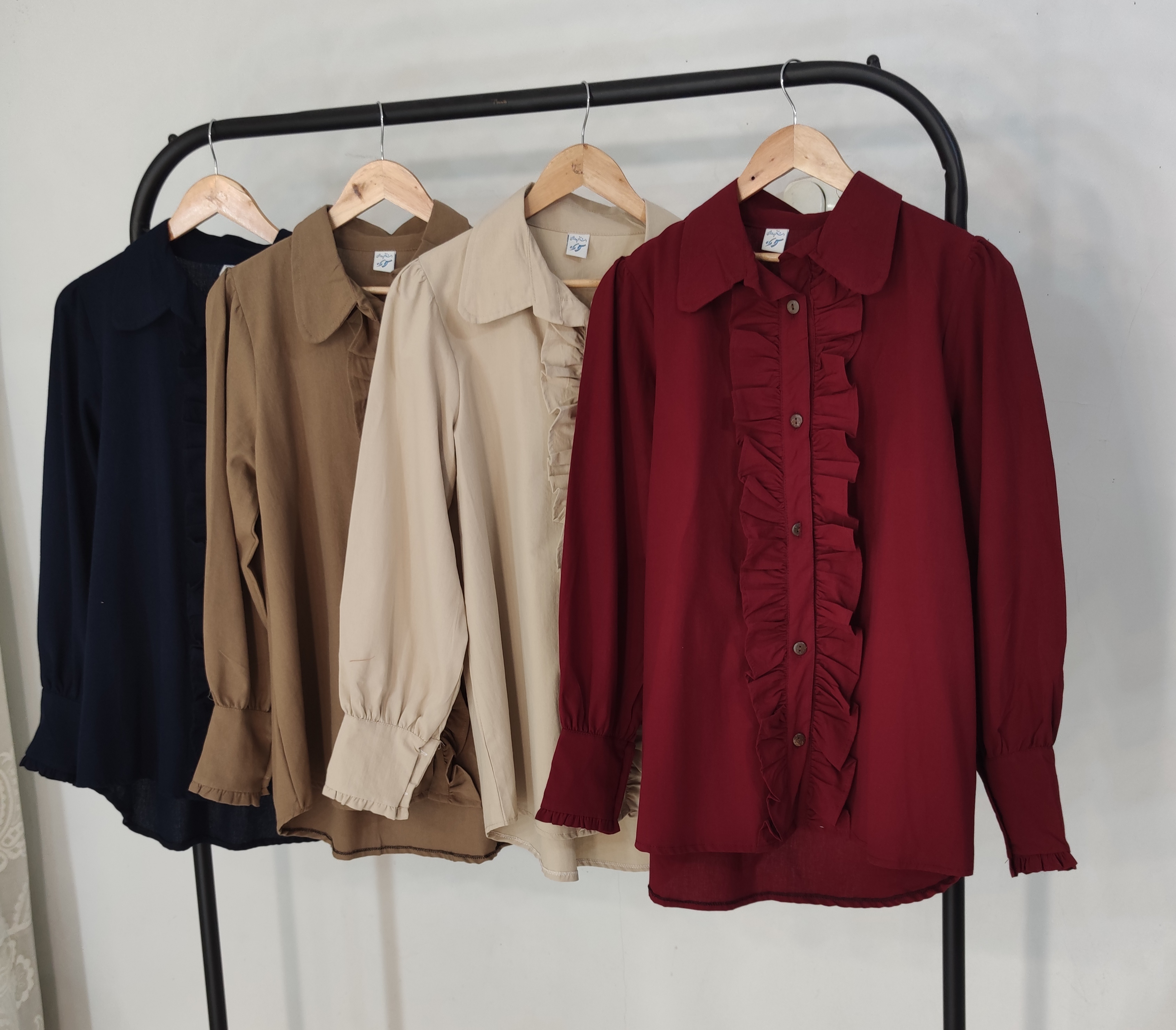 از راست به چپ : زرشکی ، کرمی ، نسکافه ای ، سورمه ای