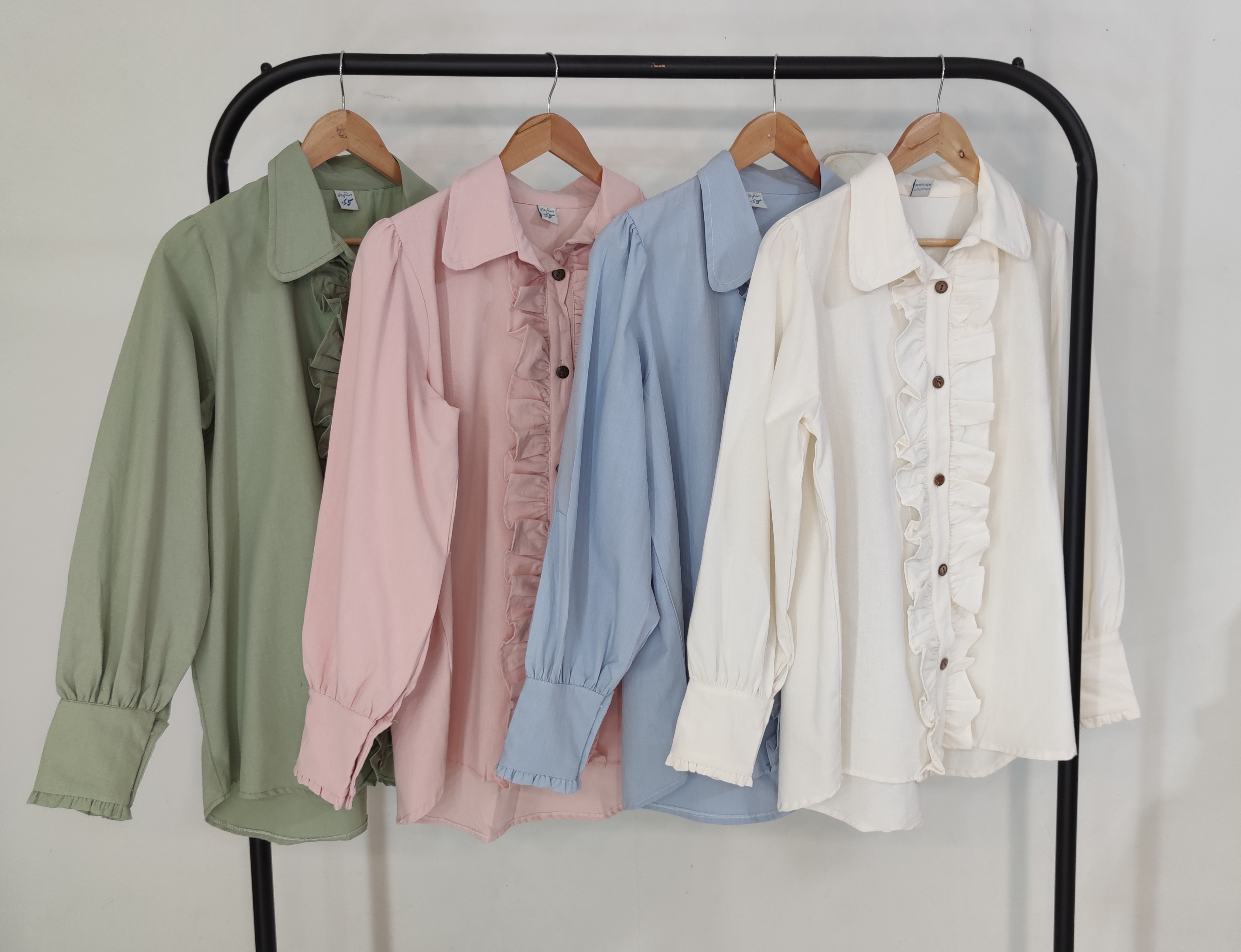 از راست به چپ : سفید ،آبی یخی ، صورتی ، سبز کاهویی