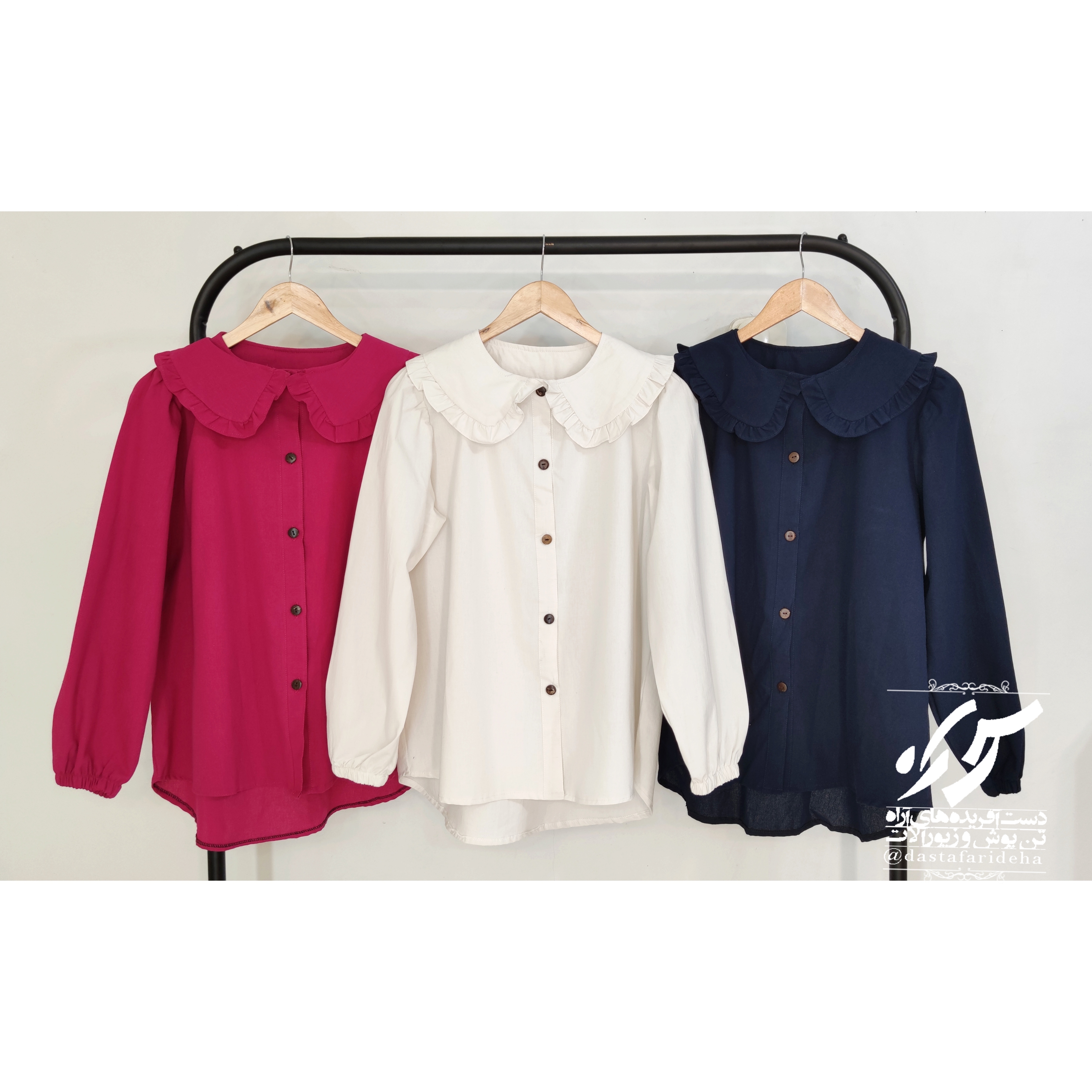 از راست به چپ : سورمه ای ، سفید ، قرمز