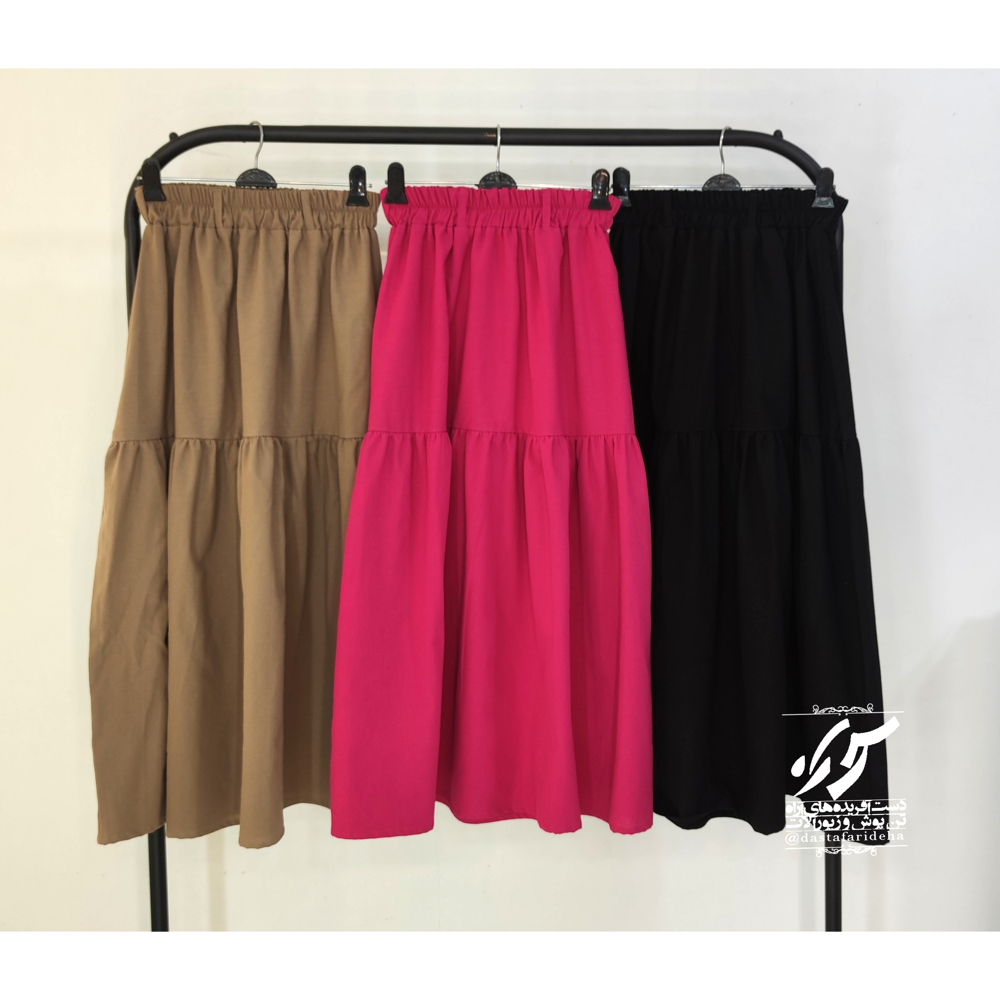 از راست به چپ : مشکی ، سرخابی ، نسکافه ای