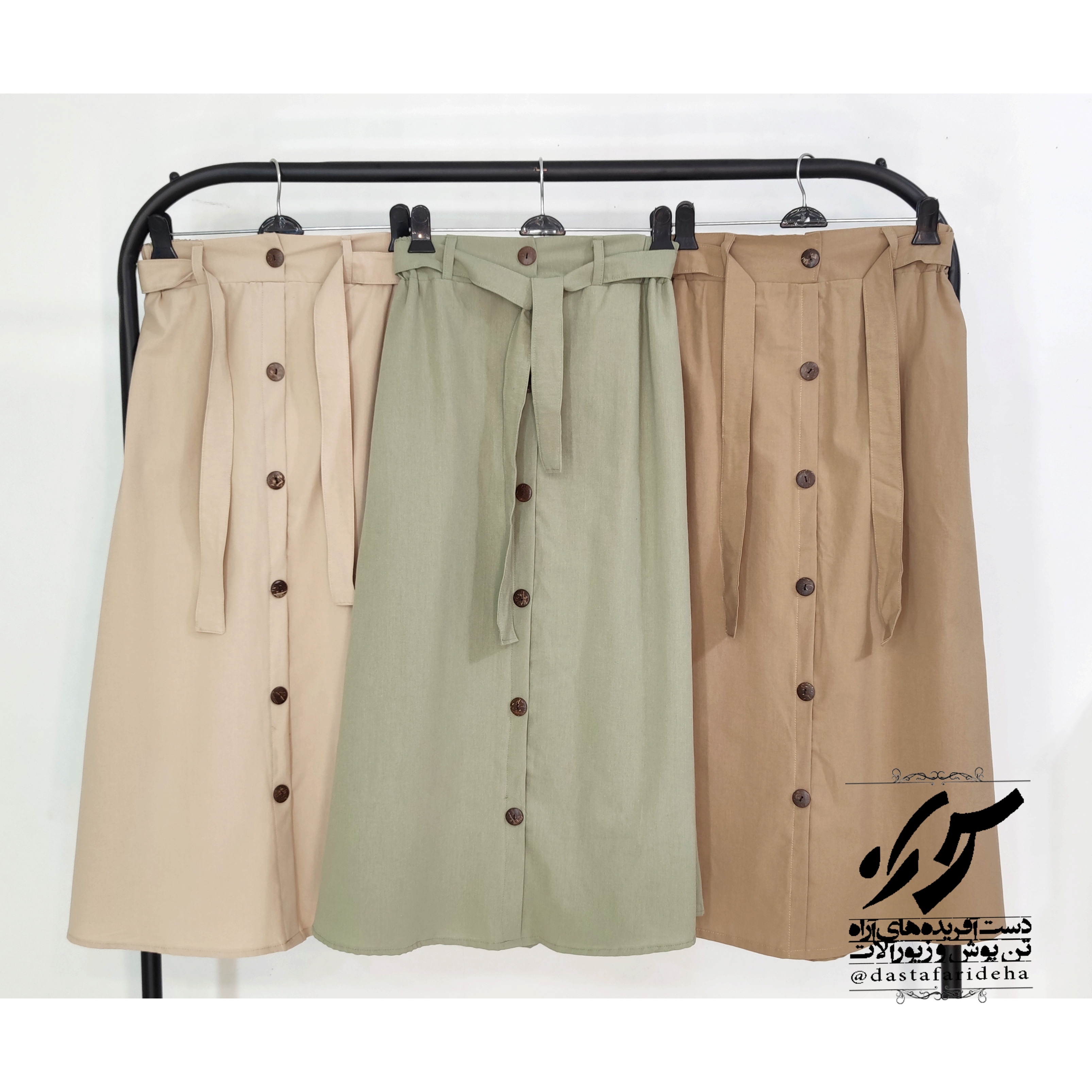 از راست به چپ : نسکافه ای ، سبز کاهویی ، کرمی